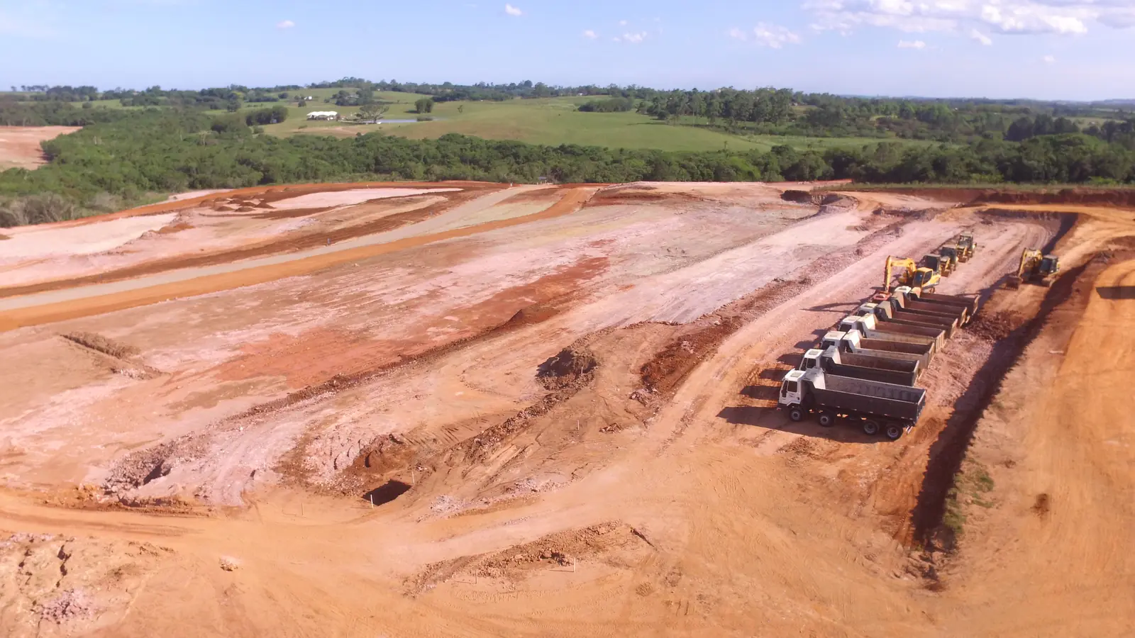 Vista aérea de terreno em obra de terraplenagem com solo avermelhado